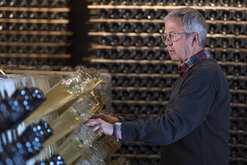 Le papa, monsieur Pujol-Busquets, dans sa cave, qui suit l'évolution des cavas.