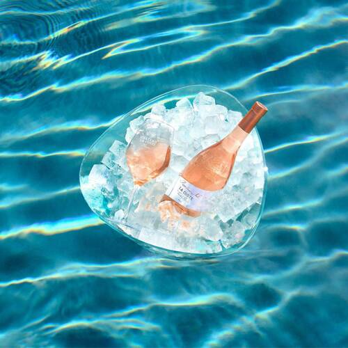 Rosé d'une nuit dans la piscine