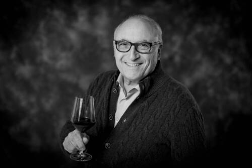 Feliciano Gialdi pour illustrer les vins rouges tessinois dont la cuvée Quattromani tant connue.