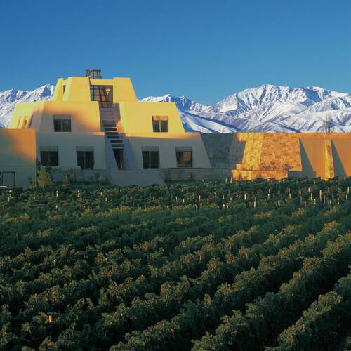 La Bodega Catena Zapata au milieu de ses vignobles, qui produit les plus grands vins argentins du monde.