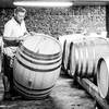 Lionel Faury avec ses fûts pour illustrer la production de grands vins de la Vallée du Rhône septentrionale.