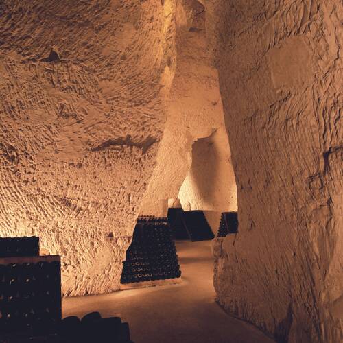 Image de la cave où sont entreposées les bouteilles de champagne Taittinger.