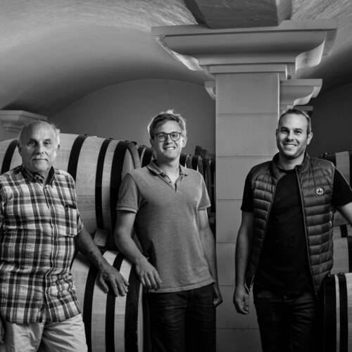 Roland Lavantureux et ses deux fils pour illustrer la production des vins de Chablis.