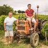 Photo d'Adrien et son oncle pour illustrer la production de vin qui casse les codes de Bordeaux.