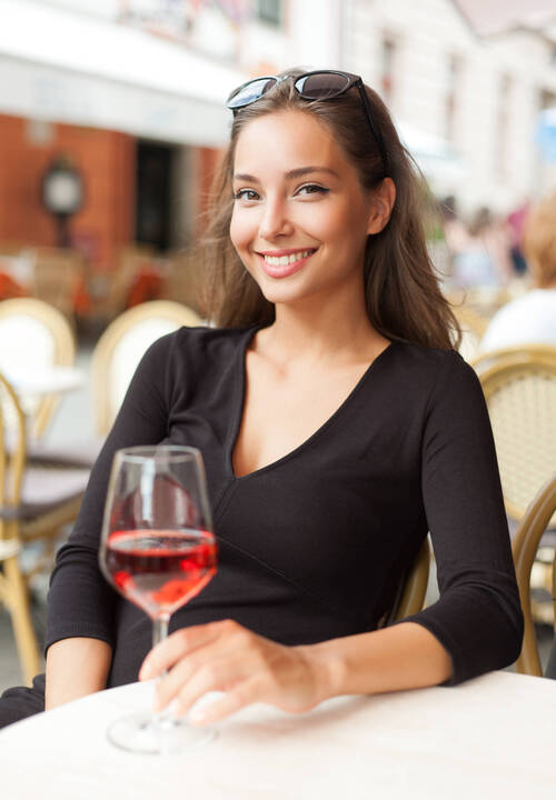 Justine boit du rouge