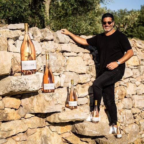 Rumor LE rosé VIP de Côtes de Provence illustré par le portrait de Barry Bayat, fondateur.