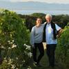 Laura et son papa Raymond pour illustrer la production des vins élevés en biodynamie du Domaine La Colombe.