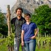 Photo de Matthias et Sina Gubler-Möhr pour illustrer la production des vins d'exception Möhr-Niggli Weine.
