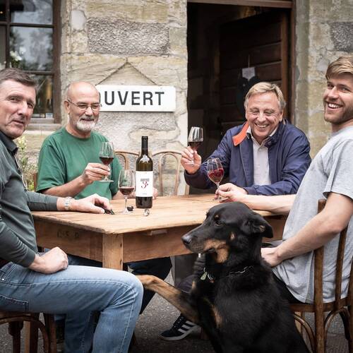 Photo de l'équipe du Domaine des Trois Etoiles connu pour leur production de grands vins de qualité genevois.