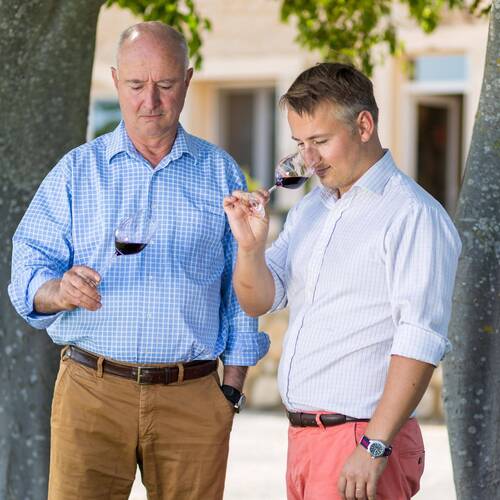 Photo d'Eric et Vianney Fabre pour illustrer la production de vins du Château d'Anglès, en Languedoc.