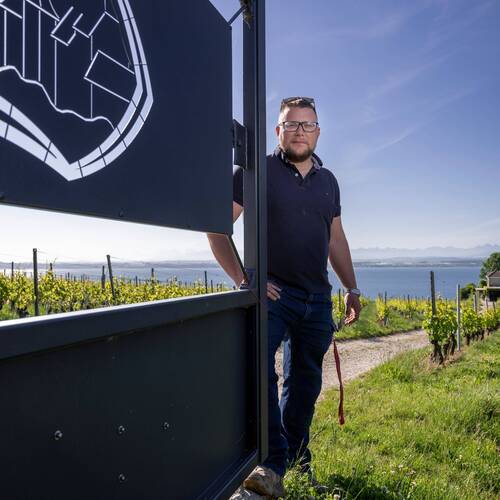 Henry Aloys Grosjean pour illustrer la production de l'Oeil de Perdrix ainsi que d'autres vins neuchâtelois des Caves du Château d'Auvernier. 