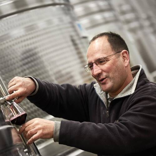 Portrait de Yann Chave dans sa cave pour illustrer la production de ses vins de la Vallée du Rhône.